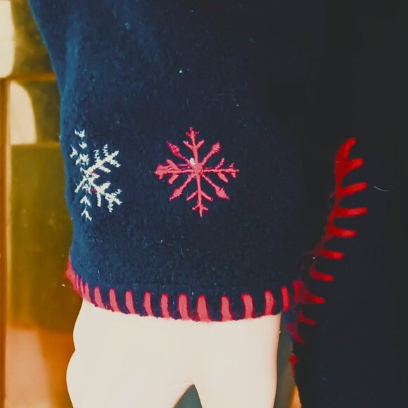 Embroidered Reindeer Sleigh Fleece Top M Blue Long Sleeve Shirt Red Trim - Picture 4 of 9